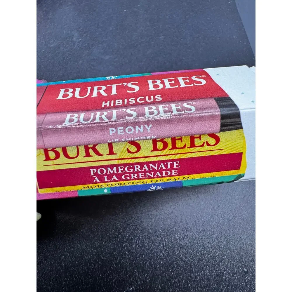 NWT Burts Bee Mistletoe Kiss 3 Pack Chapstick With Hair Tie